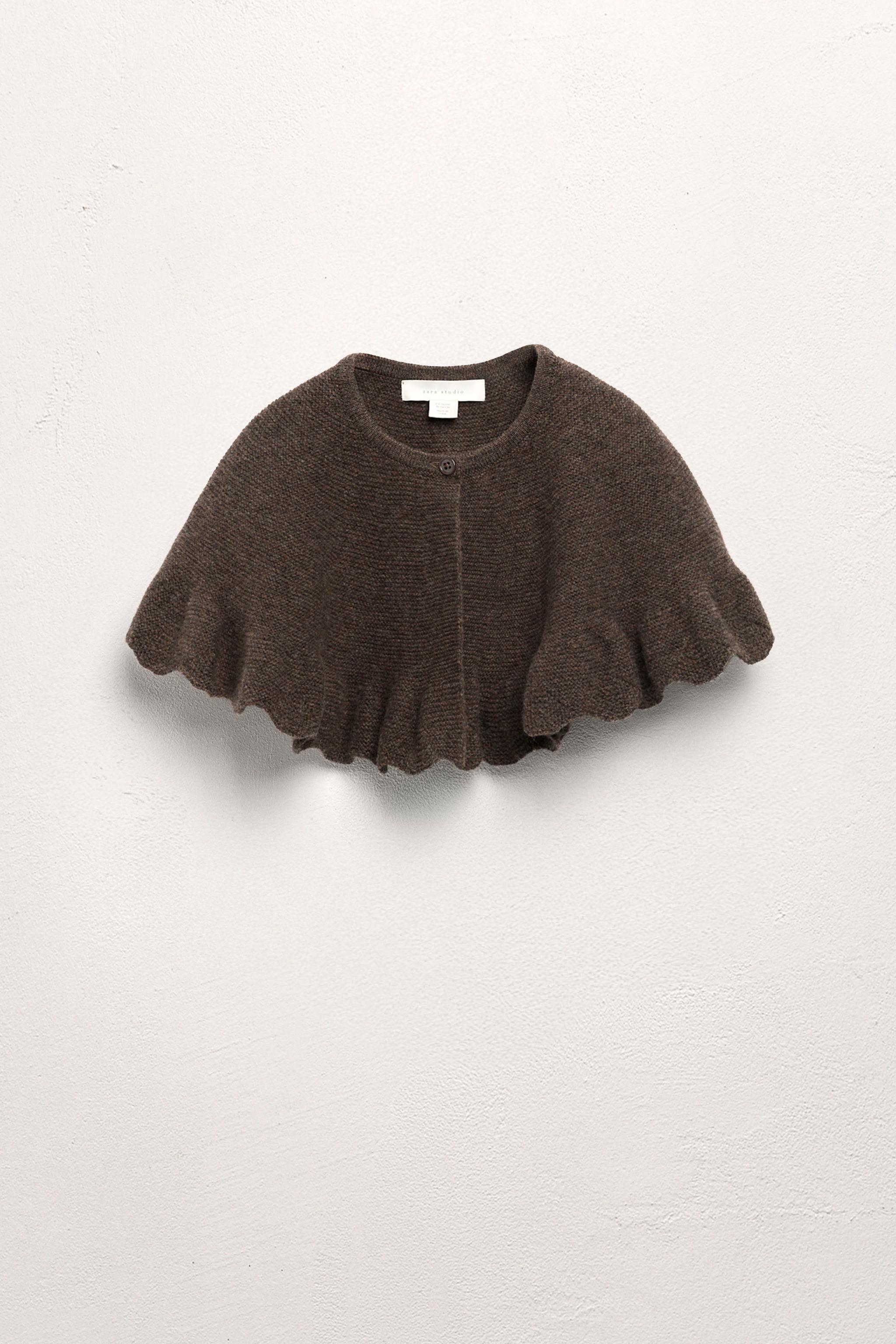 CAPE EN MAILLE À VOLANT 100 % LAINE ÉDITION LIMITÉE